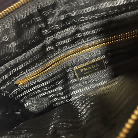 Authentic Prada Re-edition - Picture 3 of 3